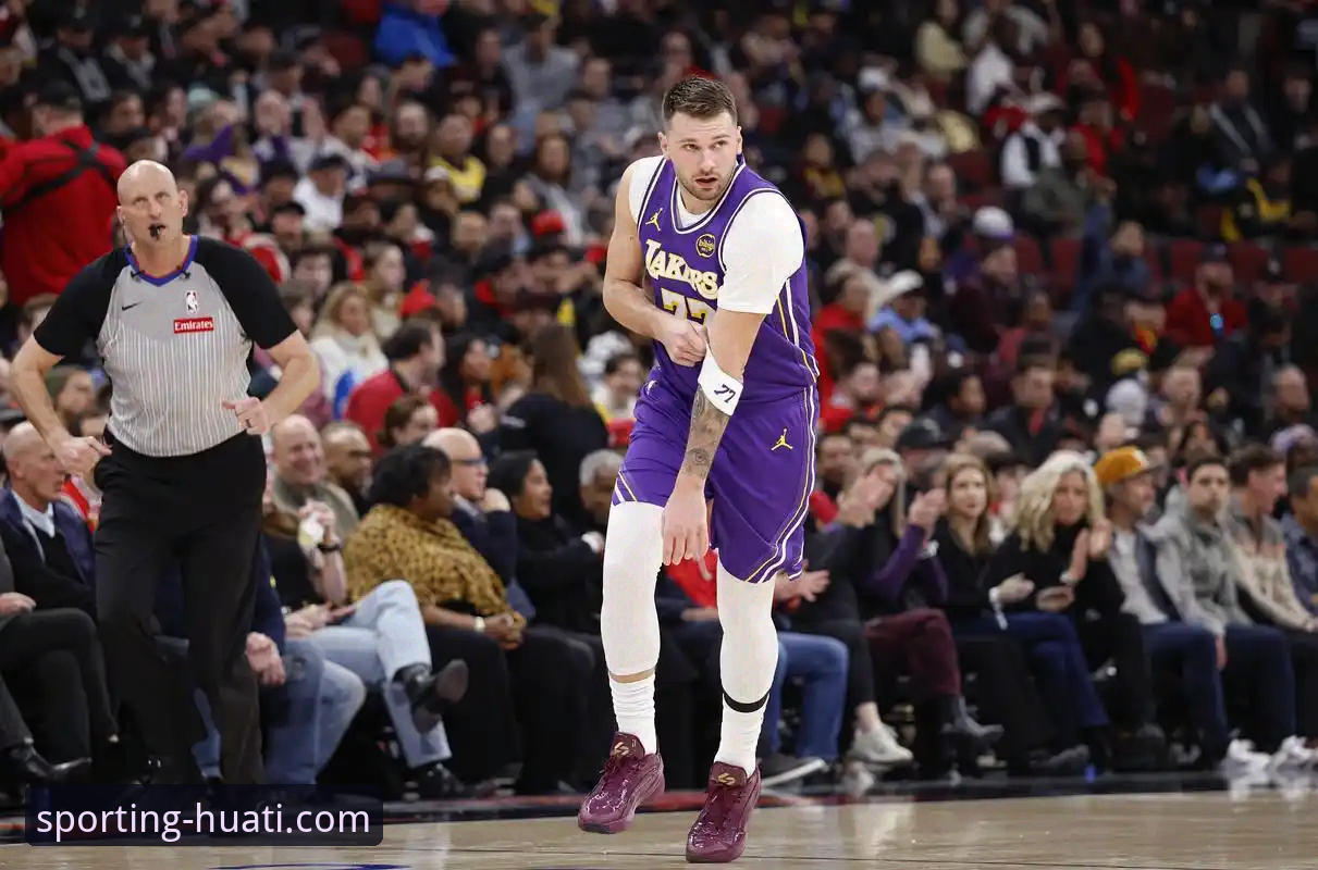 华体会app iOS下载对比 揭秘湖人三巨头火力全开背后:一场数据盛宴与观赛体验的深度思考